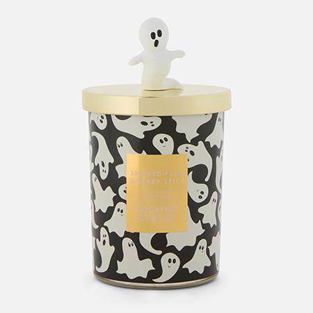Halloween-themed candle jar with ghost pattern and cream lid topped with ghost figurine.

AI: 

Halloween-themed candle with ghost pattern on black background and cream lid topped with small ghost figurine.