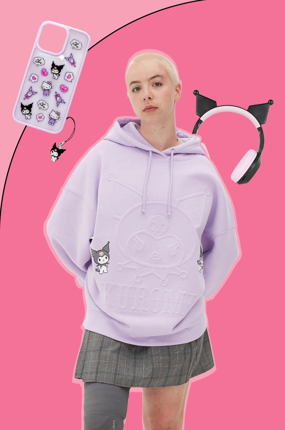Model trägt einen violetten Hoodie von Hello Kitty x Kuromi, Kopfhörer und eine Handyhülle