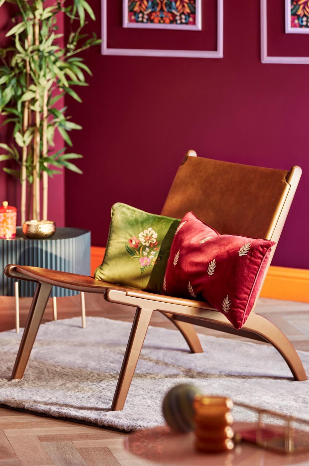 cadeira com almofadas decorativas