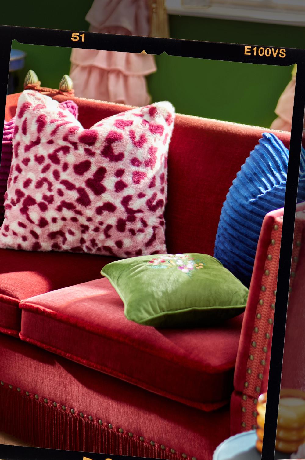 sofá vermelho com almofadas decorativas