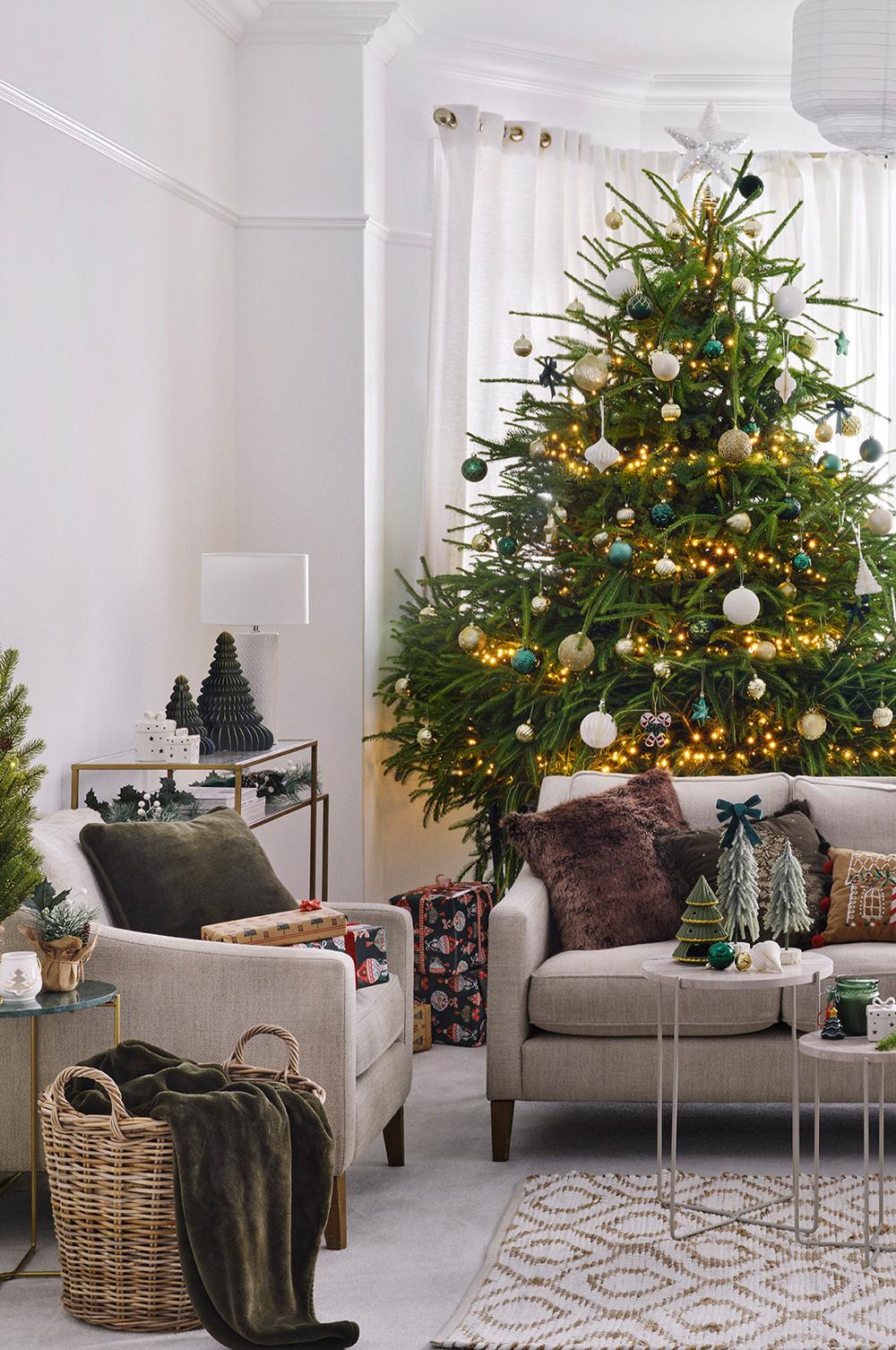 Albero di Natale, palline e altre decorazioni a tema