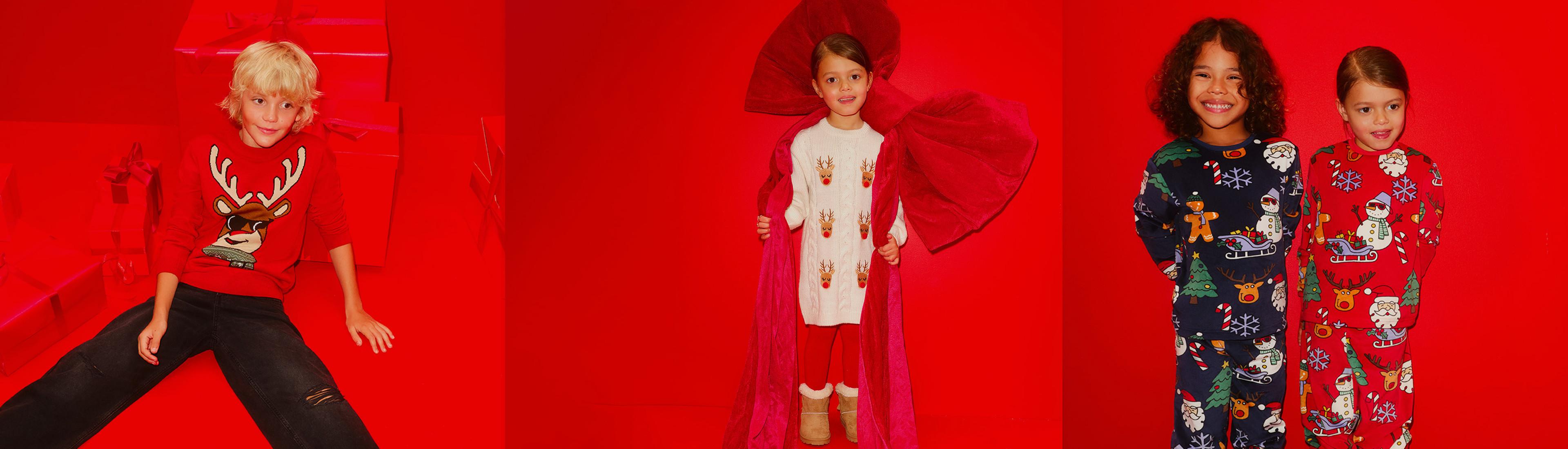 Enfants portant des tenues festives, avec pulls rennes et pyjamas de Noël, sur fond rouge.