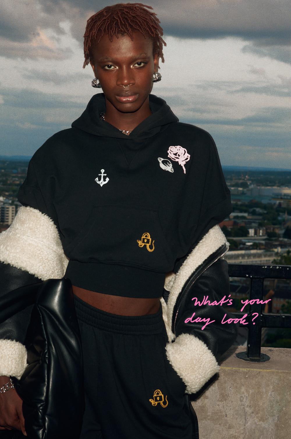 Model in hoodie met Rita-print en joggingbroek