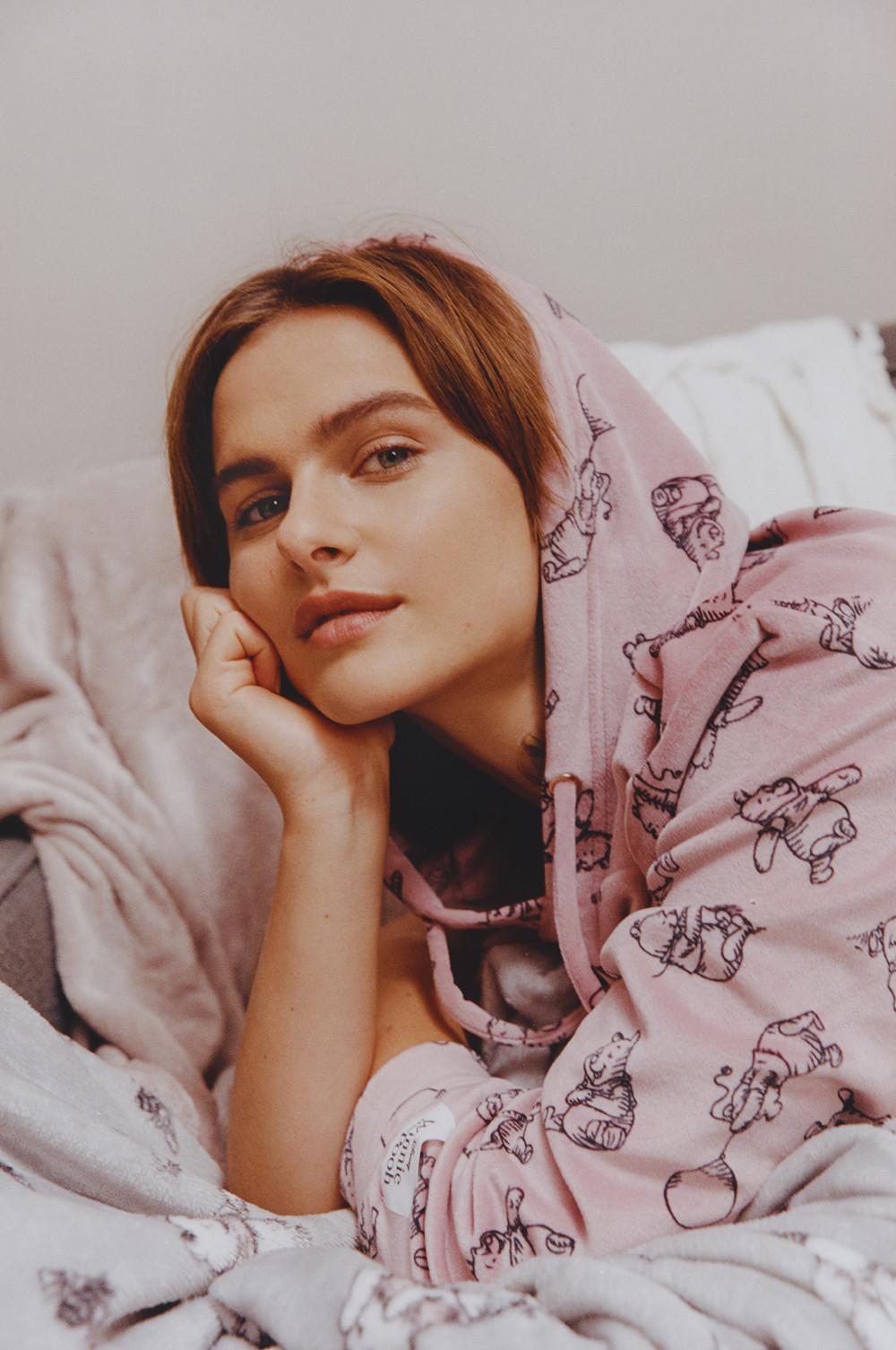 Mannequin étendue sur un lit en pyjama Winnie