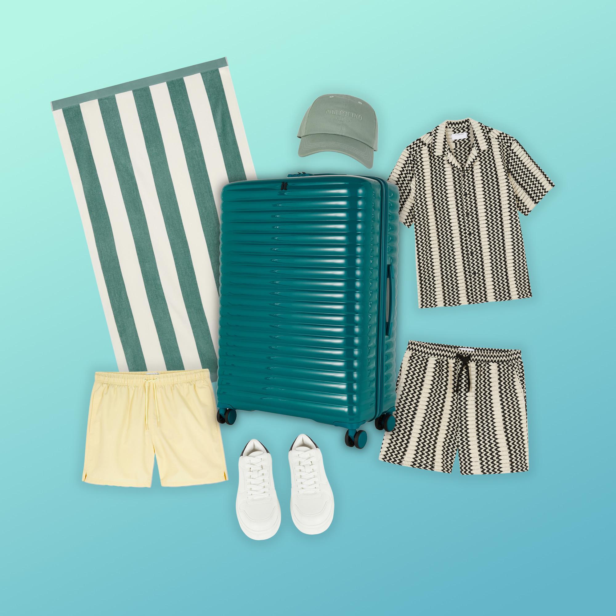 Essentiels de vacances d'été sur fond bleu avec une valise bleu sarcelle à coque rigide, un ensemble chemise et short à rayures, un short de bain jaune, des baskets blanches, une casquette grise et une serviette de plage.