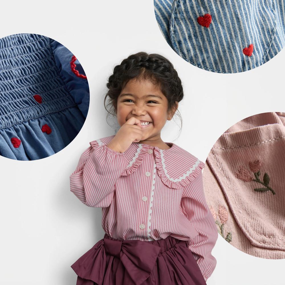 Modelo infantil con blusa de rayas rosas y falda burdeos rodeada de varios círculos con imágenes de varios tejidos con bordados florales.