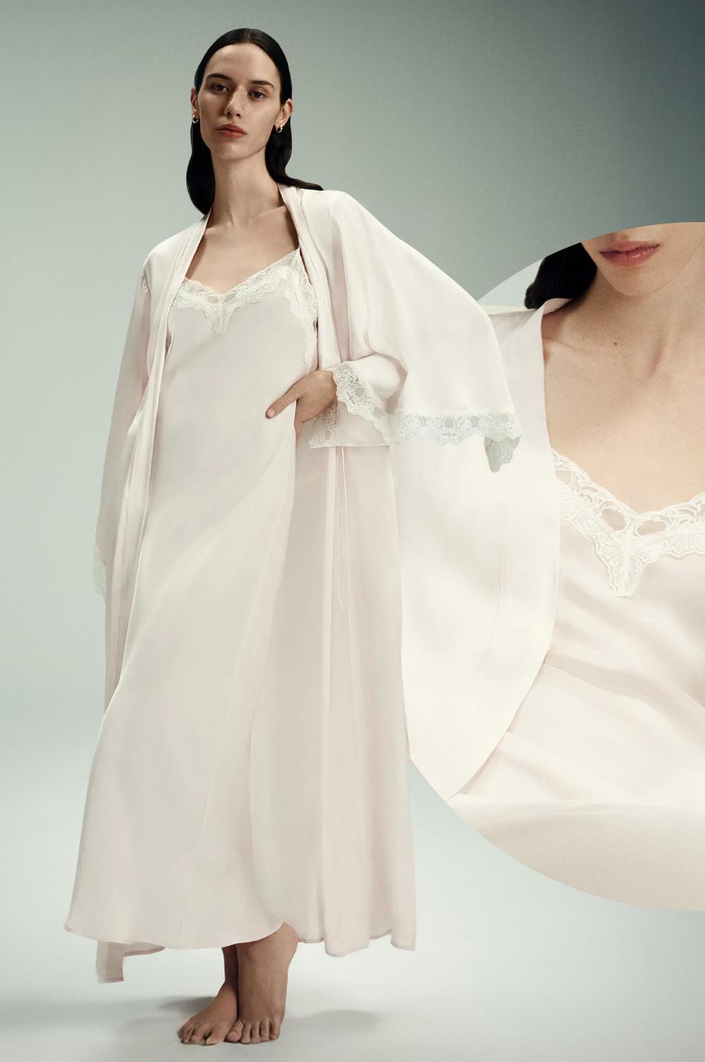 Elegante camisón blanco de seda con ribete de encaje y bata larga de manga ancha a juego.