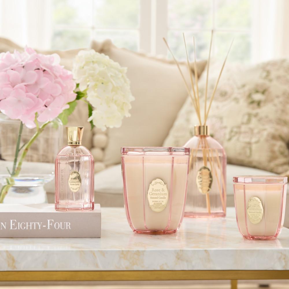 Hortensias blancas y rosadas junto con velas aromáticas y difusor con aroma a rosa y geranio en elegantes frascos de cristal rosa.

Claude: Hortensias blancas y rosadas junto con velas aromáticas y difusor de varillas con aroma a rosa y geranio en elegantes frascos de cristal rosa.