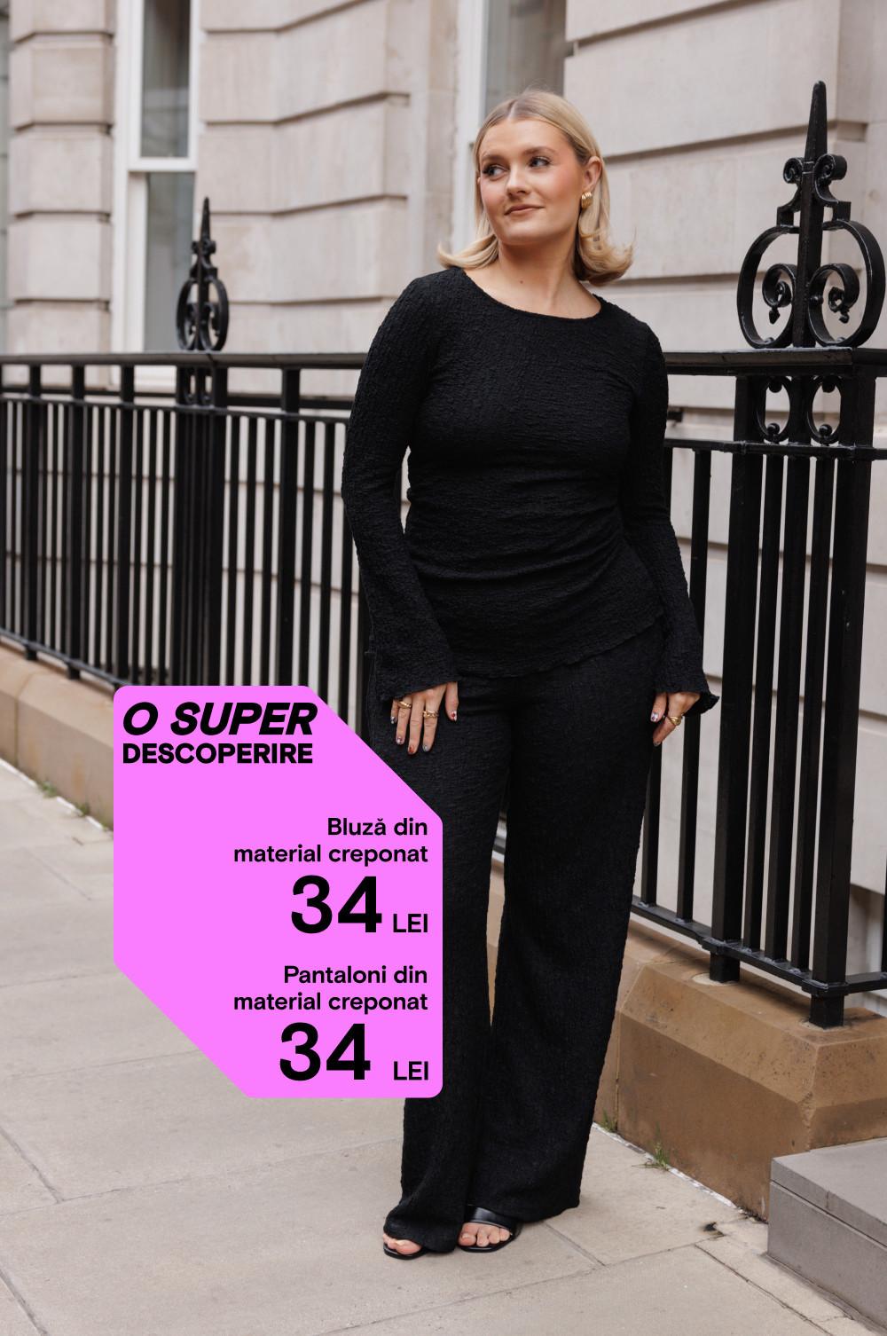Persoană care poartă top și pantaloni negri din material încrețiț, stând lângă balustrade ornate. Etichetă roz promoțională care afișează 34 LEI pentru fiecare articol.