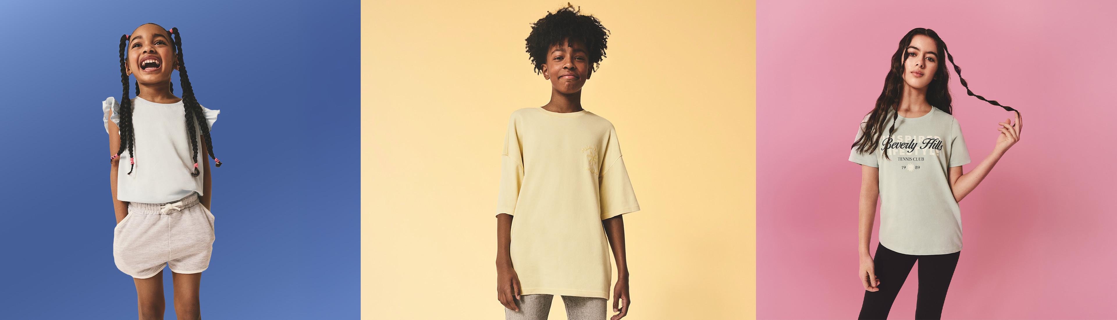 Drie modellen in casual T-shirts tegen een gekleurde achtergrond: een witte top met fladderende mouwtjes, een lichtgeel, oversized T-shirt en een T-shirt met Beverly Hills-print en zwarte legging.
