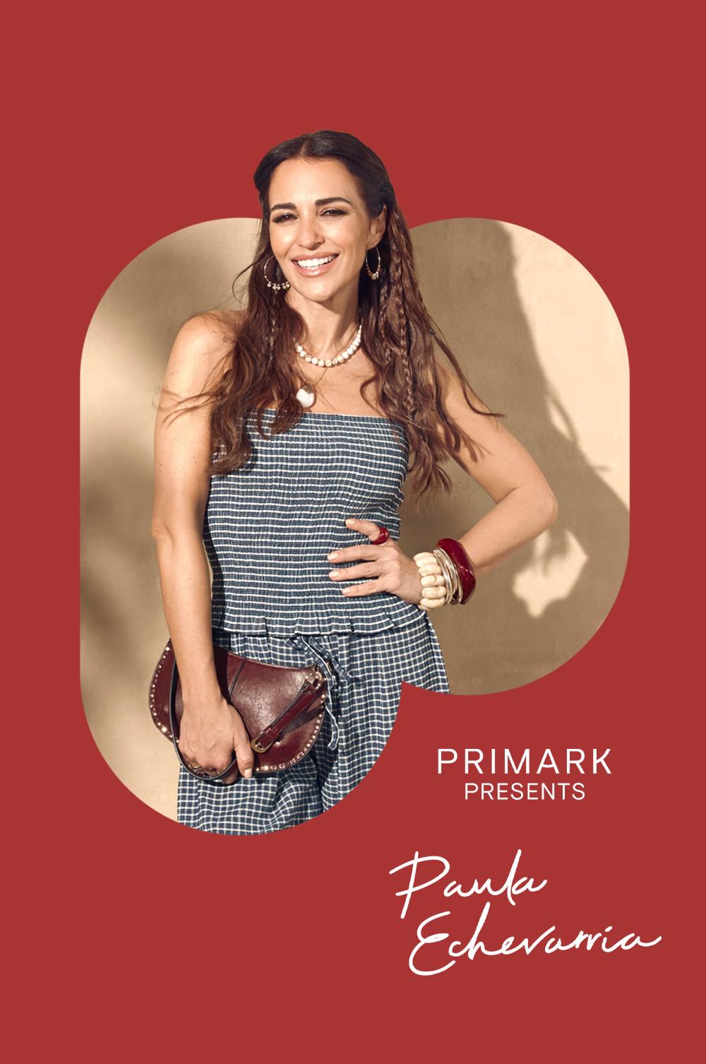 Mannequin portant un ensemble coordonné rayé avec un collier de perles et un sac marron de la collection Primark Paula Echevarria.