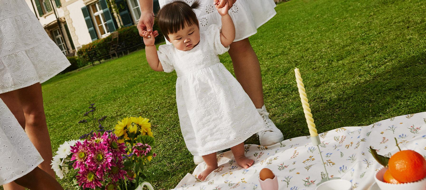 Neonata che indossa un vestito bianco