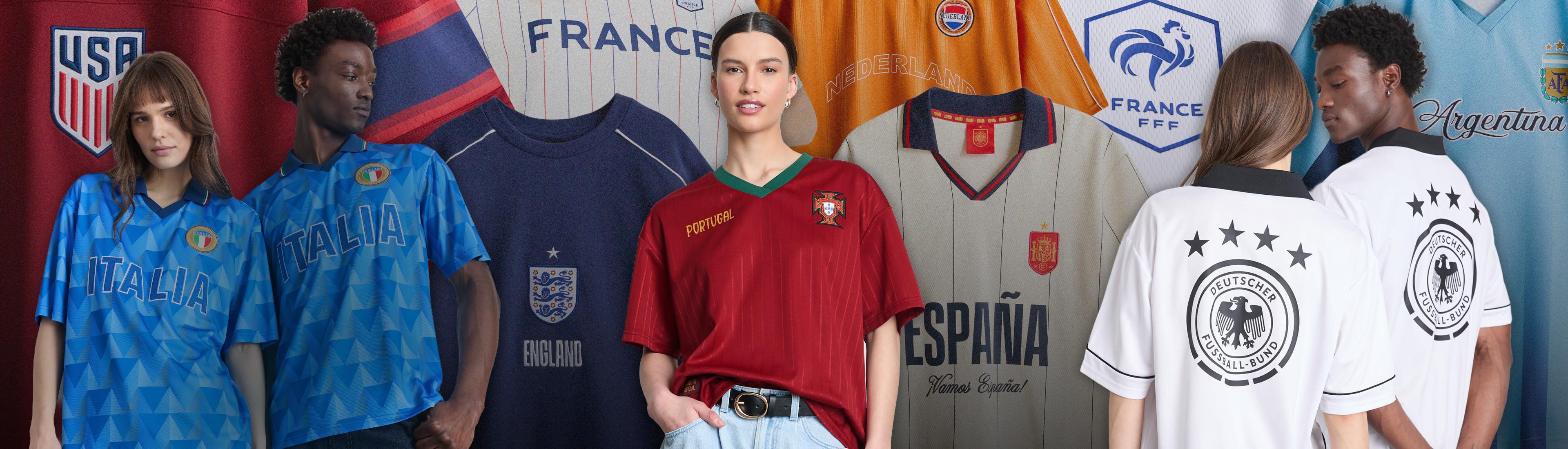 Modelli che indossano magliette di calcio di squadre internazionali, tra cui Italia, Inghilterra, Portogallo e Germania.