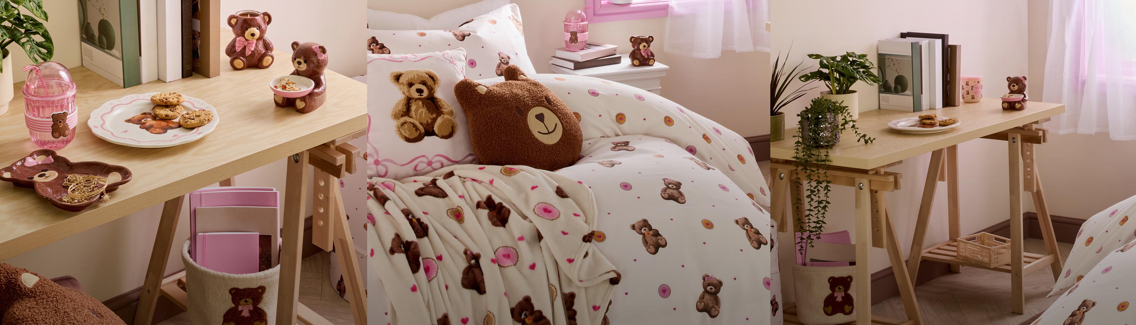 Dormitorio con ropa de cama, almohadas y adornos con temática de osos de peluche en tonos rosas y marrones. Escritorio de madera con galletas y plantas cerca.