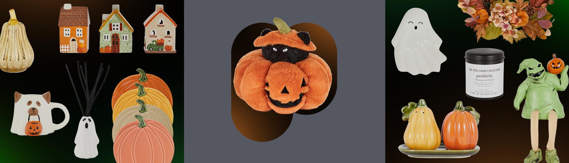 Collection de décorations d'Halloween comprenant des citrouilles, des figurines de fantômes, des maisons miniatures et une citrouille en peluche dont surgit un chat noir.