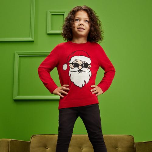 Criança veste t-shirt com Pai Natal