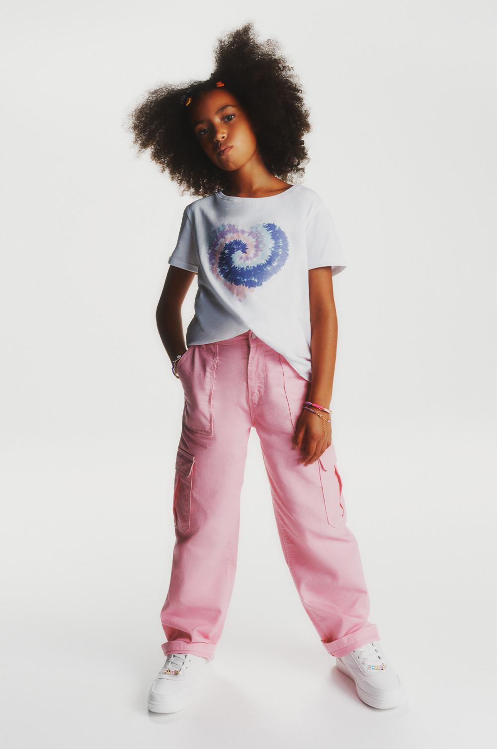 Criança com calças cargo cor-de-rosa