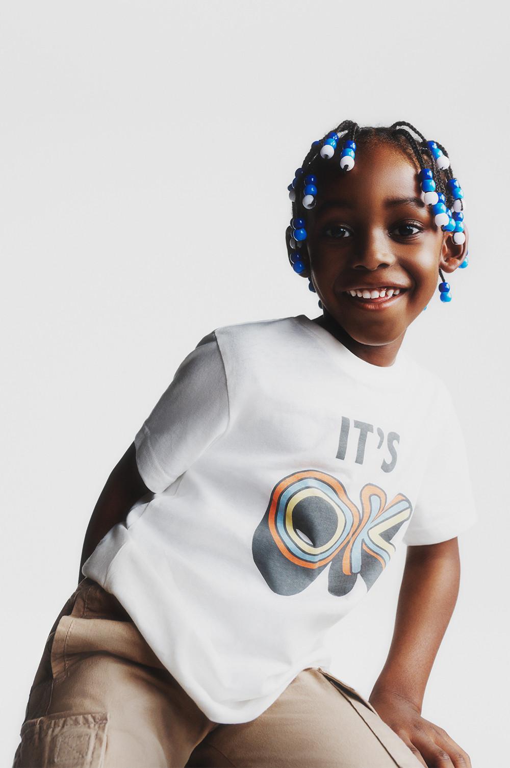 Camiseta de manga corta «It's OK» para niños pequeños, Pantalones cargo marrones para niños pequeños