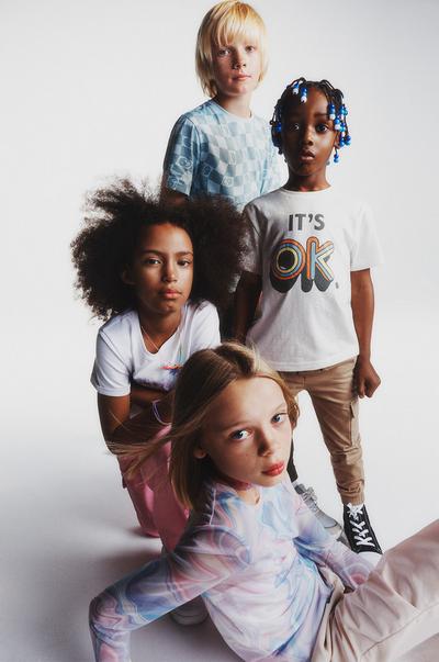Foto de grupo de modelos infantiles con pantalones cargo