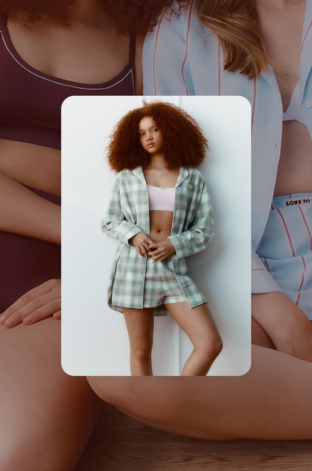 Modella che indossa un pigiama con camicia e pantaloncini a quadretti verde