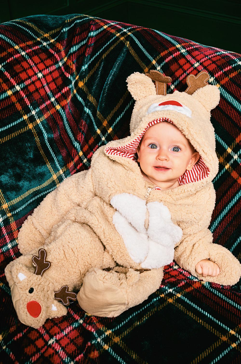 Baby trägt ein durchgehendes Rentierkostüm