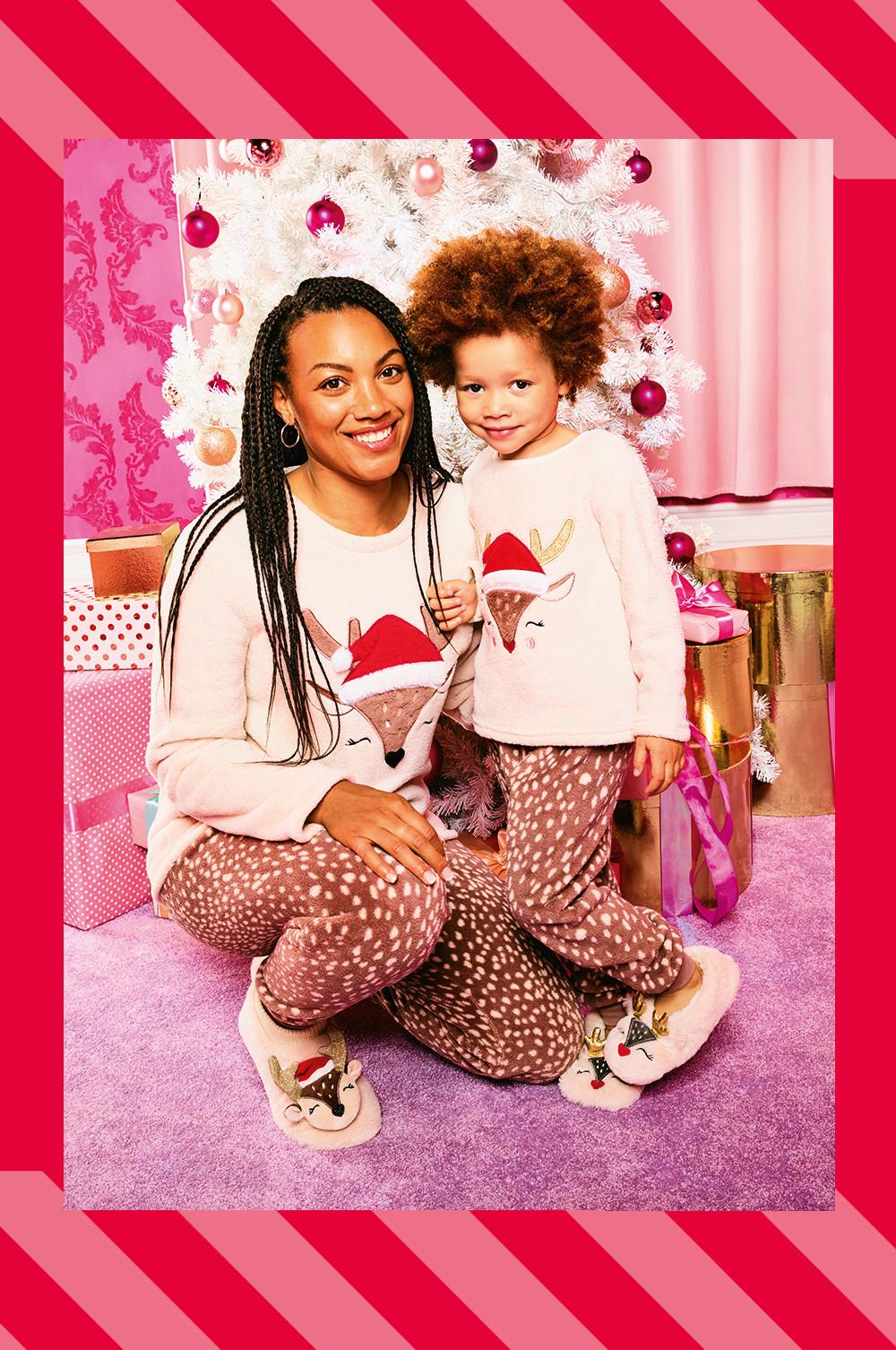 Moeder en baby in matchende kerstpyjama's