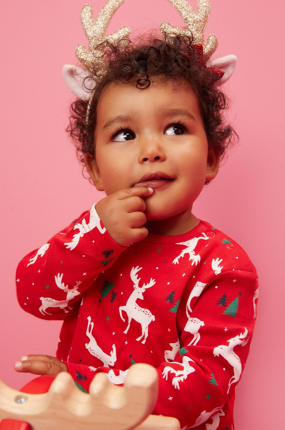 enfant portant un pyjama à motif renne bébé