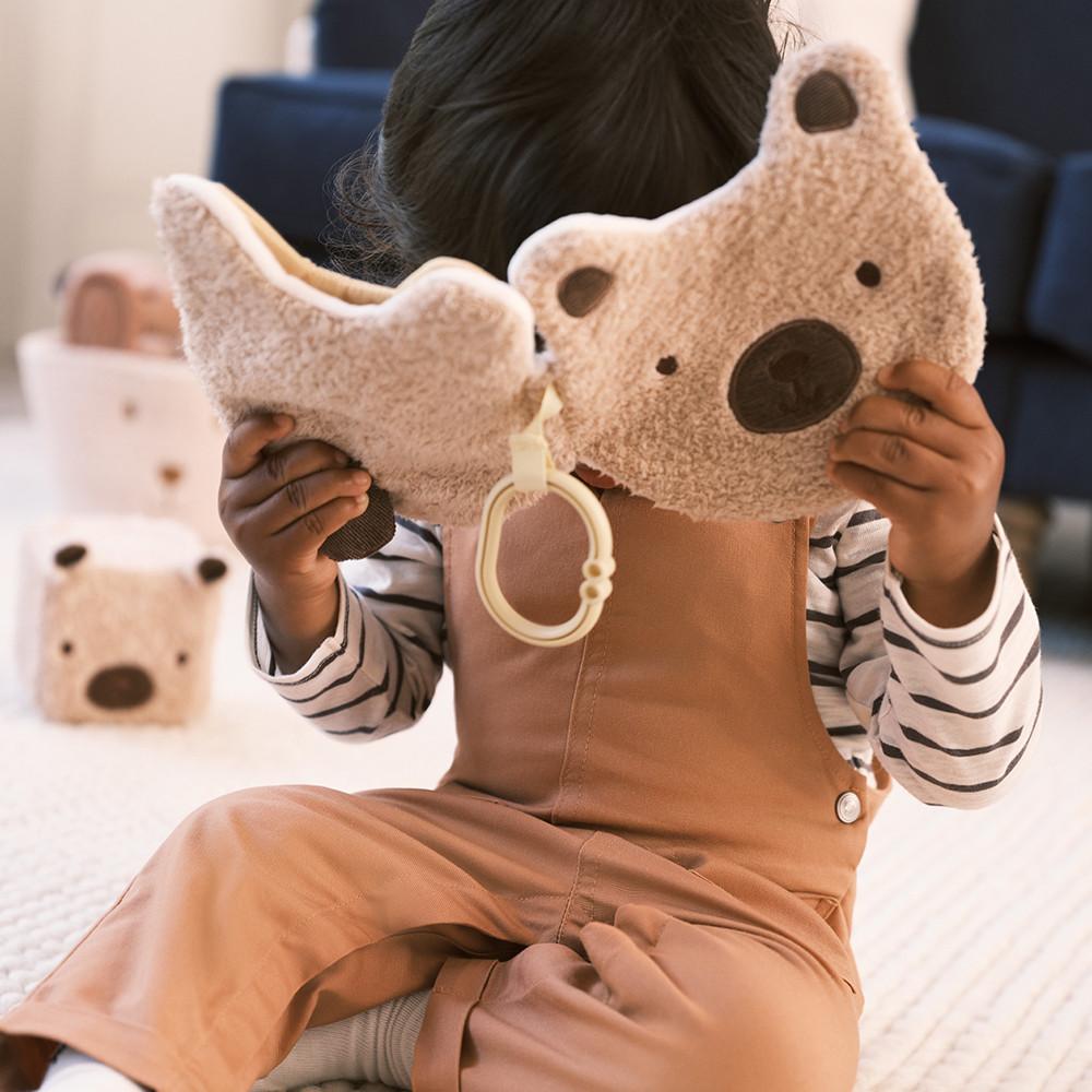 Il bebè indossa i capi must-have della collezione da bambino