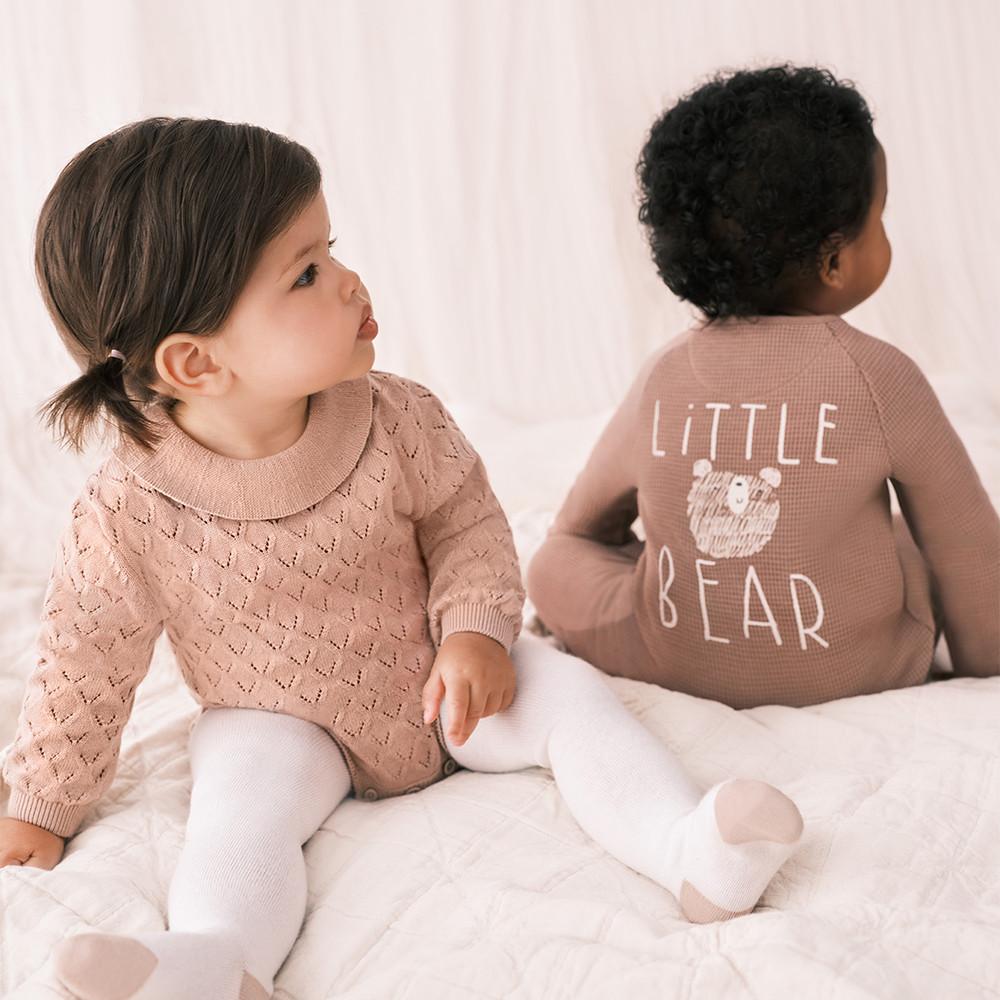 Babys in gestrickter „Little Bear“ Kleidung