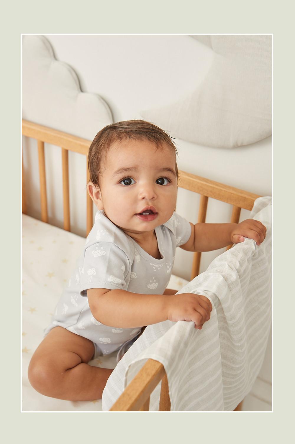 bébé dans un babygros gris