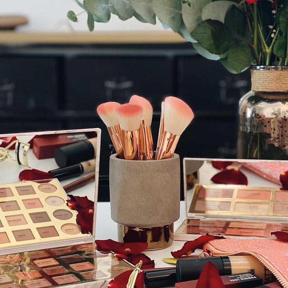 How to Clean Makeup Brushes & Beauty Kits