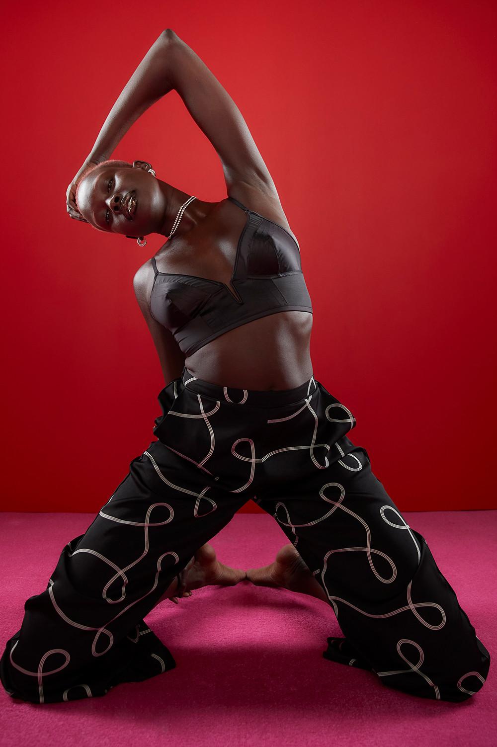 Model in schwarzem Mesh-Bustier und schwarz-weißem Rock mit Kunstdruck