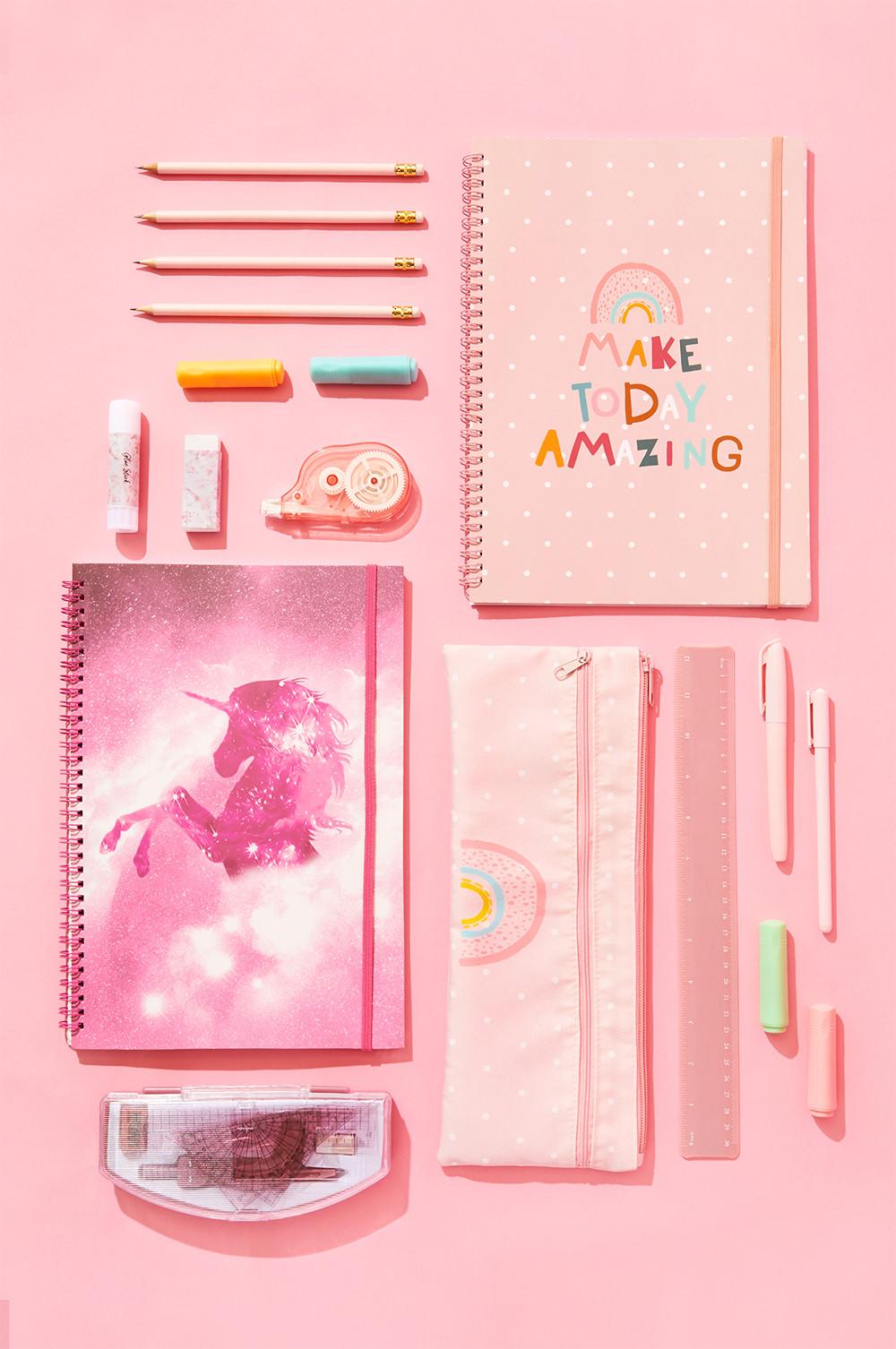 Rosa Schreibwaren vor rosa Hintergrund
