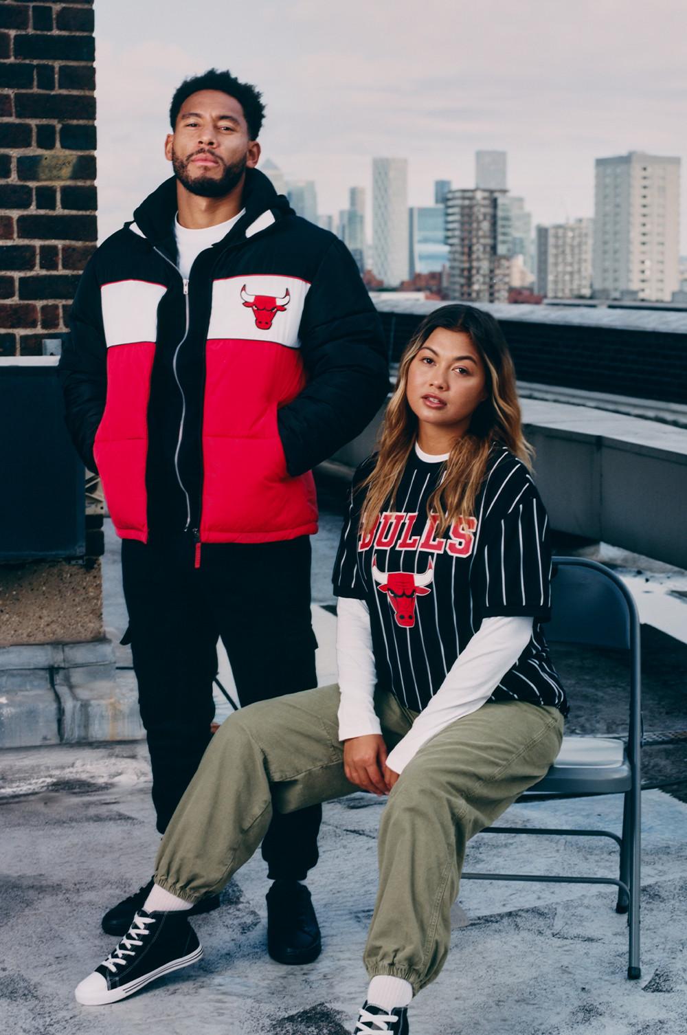 Model in Chicago Bulls-Jacke und -Top