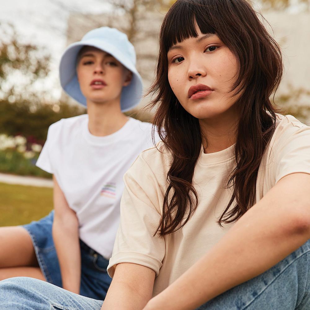 Mannequins portant un t-shirt estival et un jean