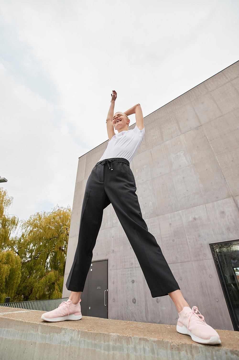 Modella che indossa pantaloni scuri e T-shirt