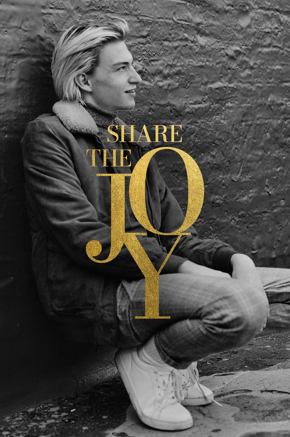 Modello che indossa capi casual da festa e scritta "Share the joy" sull'immagine