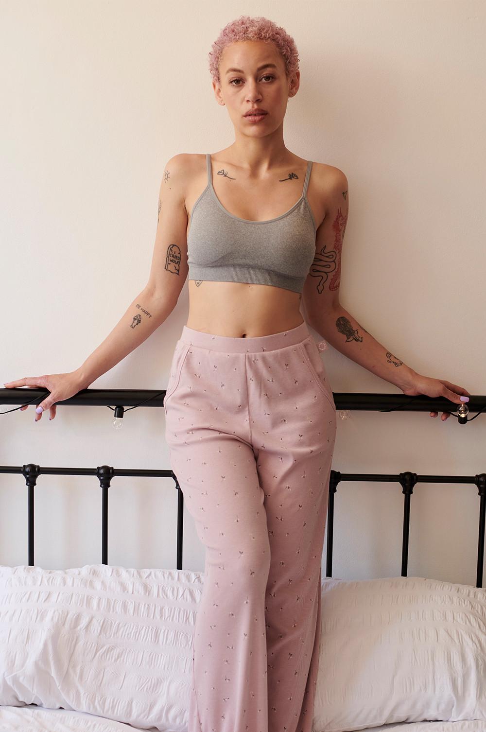 3 bezešvé tílkové braletky, květované žebrované pyžamové kalhoty