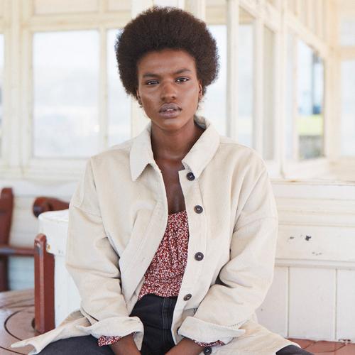 model in corduroy jas