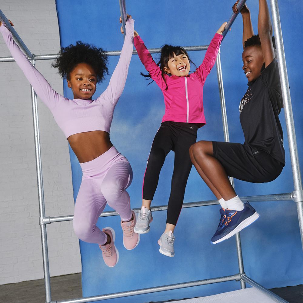 Enfants portant des vêtements de la ligne de sport. Legging et haut lilas, legging noir et veste