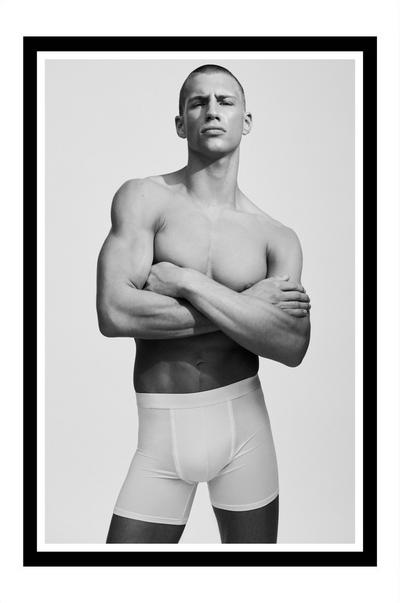 modelo em boxers com perna