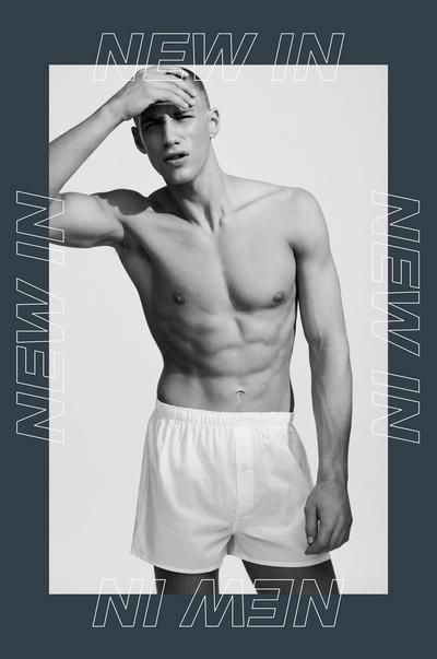 modelo em boxers com perna