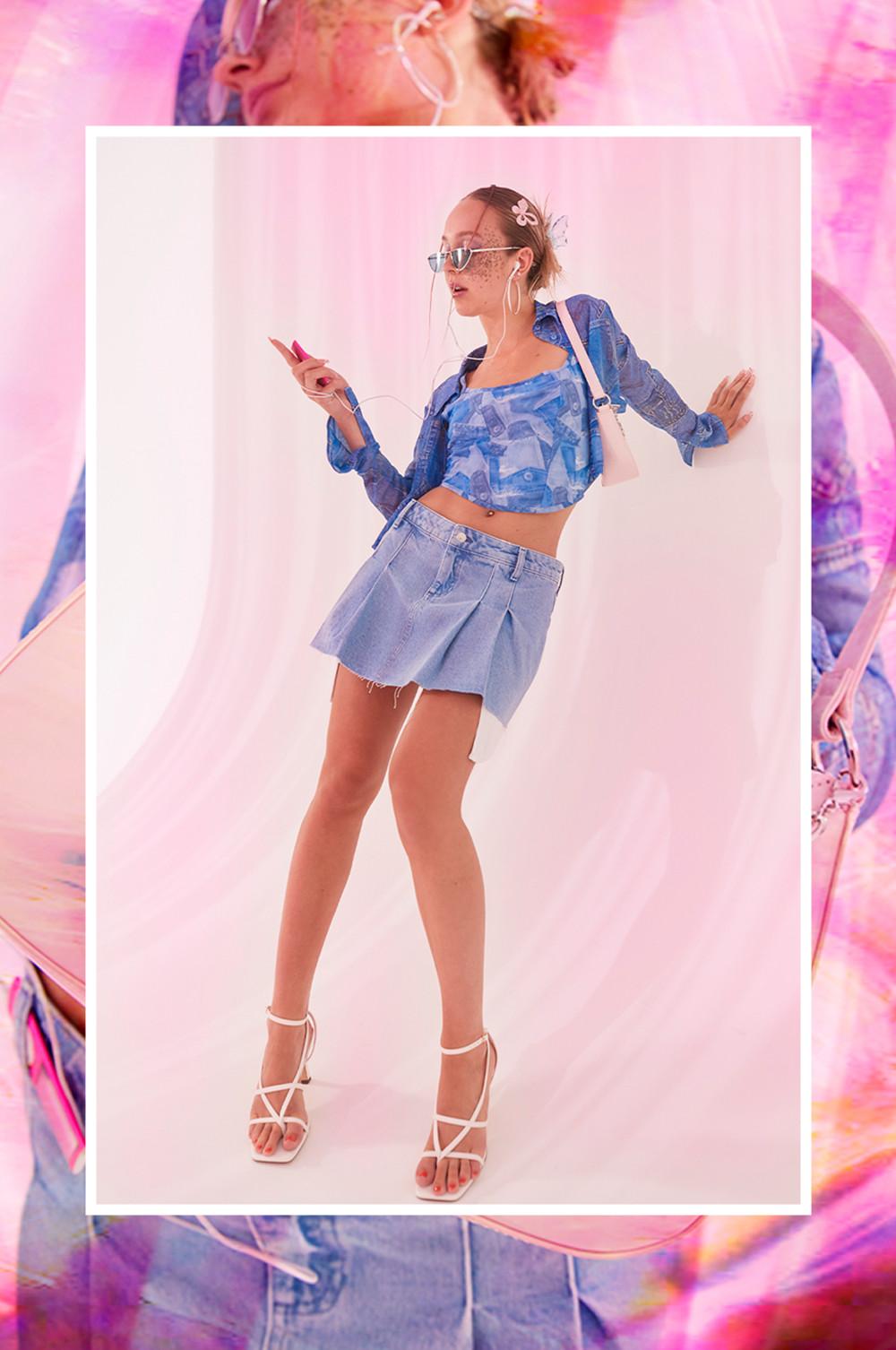 Fată care poartă fustă din denim, top și cămașă