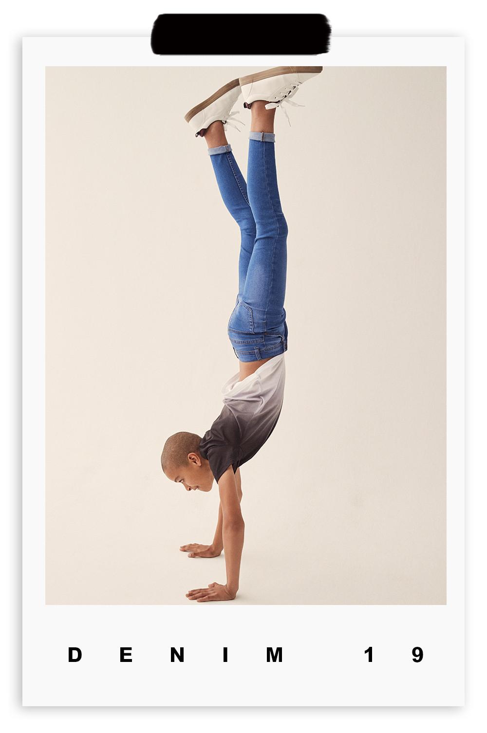 Junge im Handstand