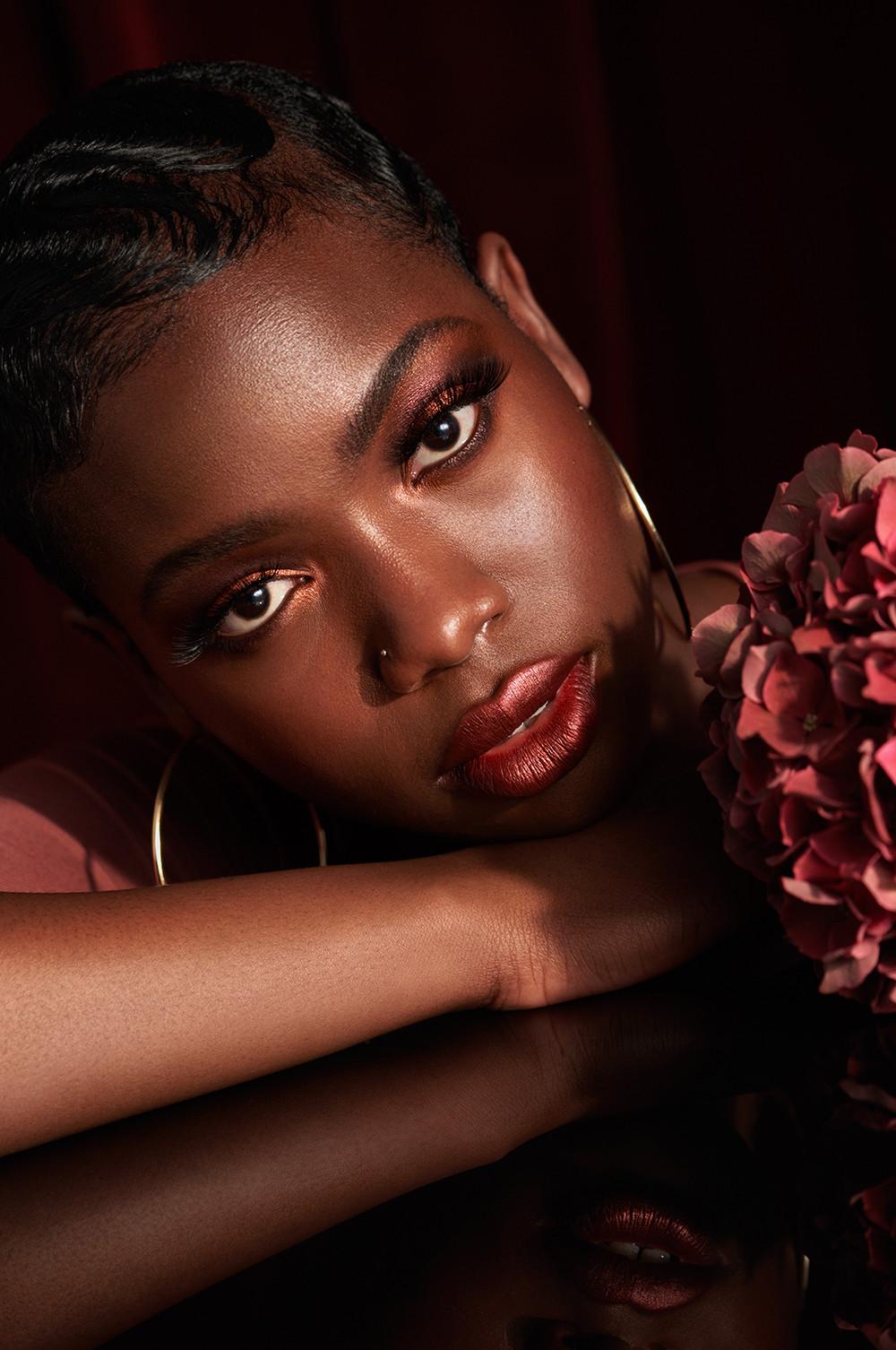 mannequin posant avec une fleur