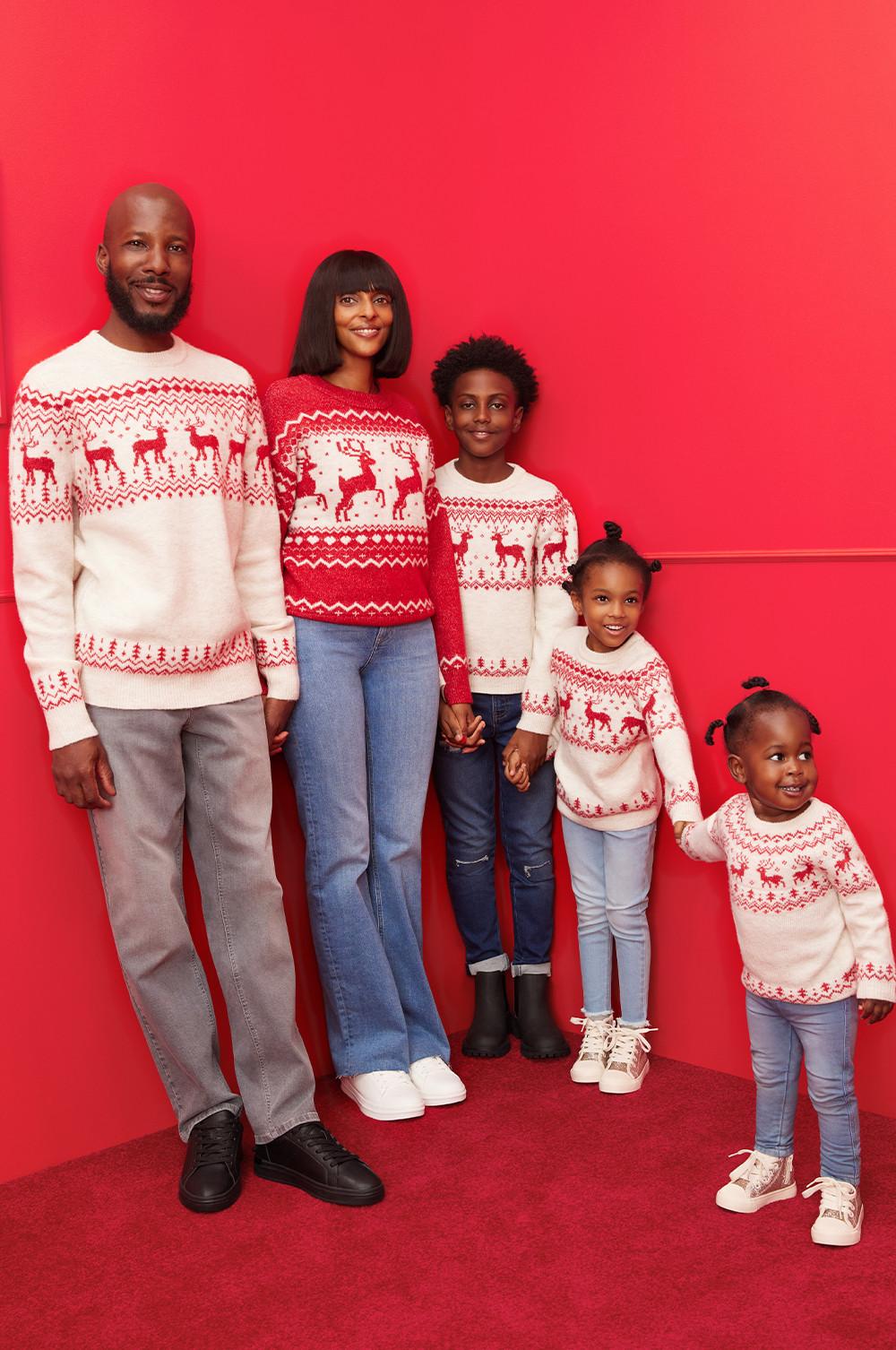 Družina v ujemajočih se božičnih pižamah