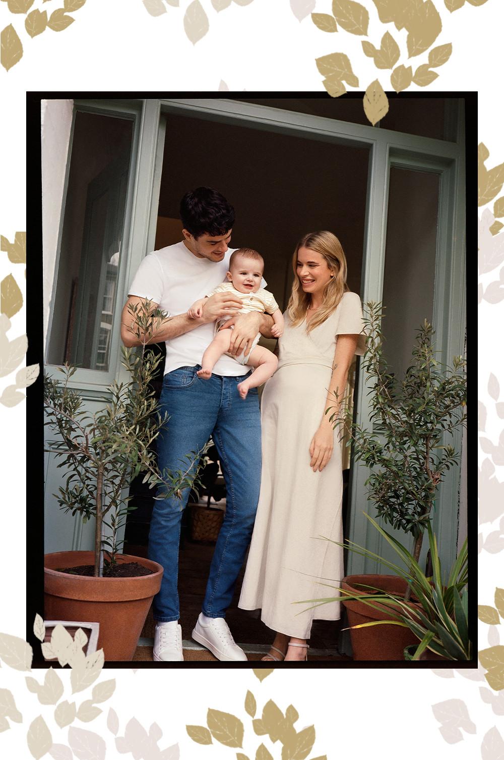 Foto de familia en la que la madre lleva vestido cruzado color crema