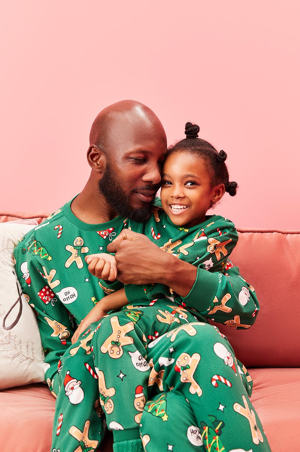 vader en dochter in matchende pyjama's