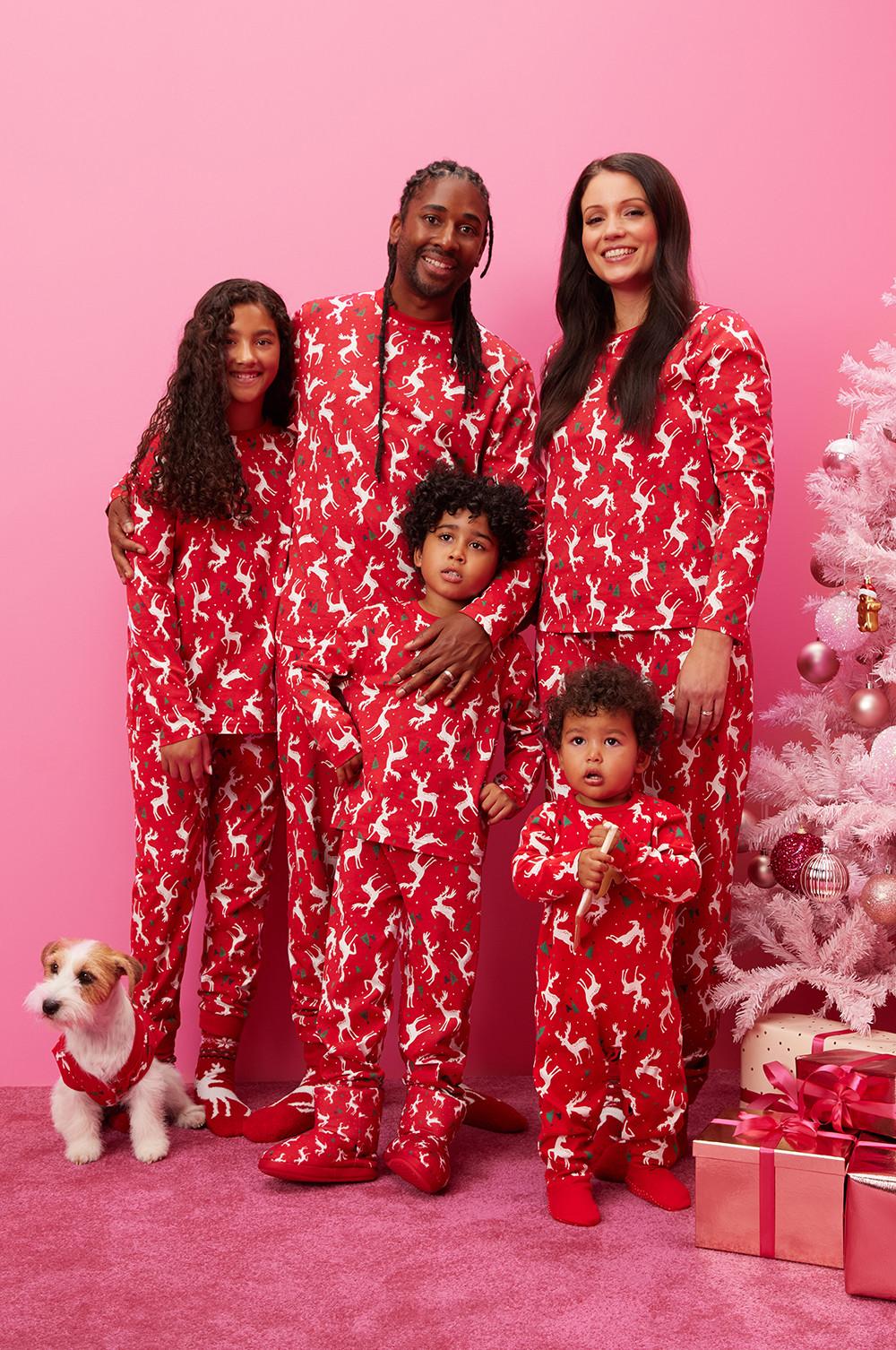 gezin in matchende rendierpyjama's