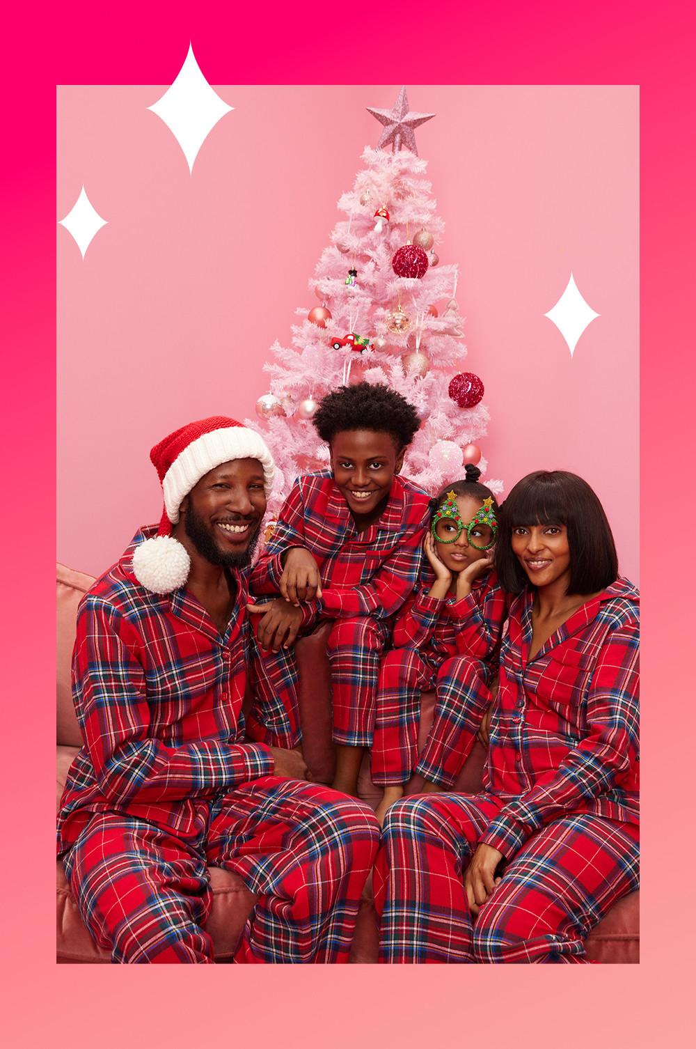 Famille portant des pyjamas rouges à carreaux assortis